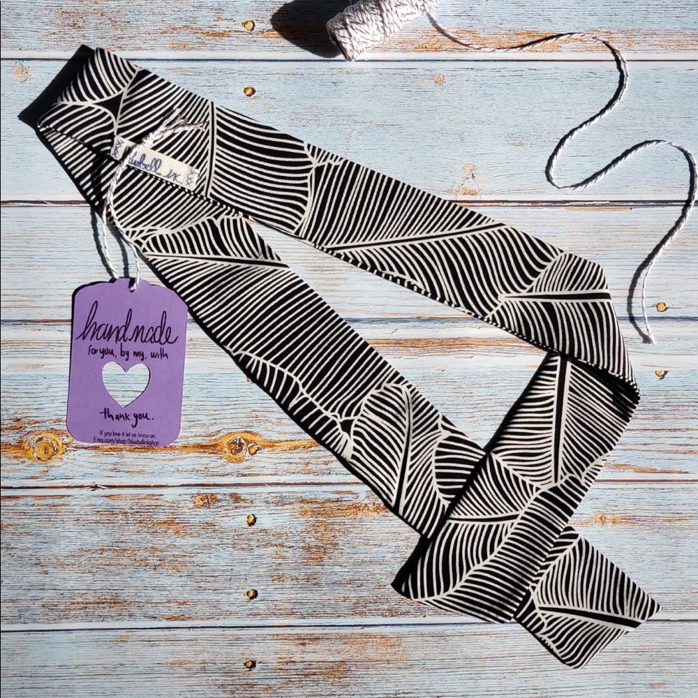 White and black skinny  hair scarf.